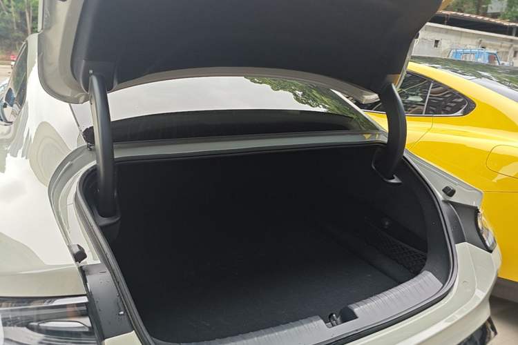 Used Xiaomi Auto SU7 2024 Rear-Drive Long-Range Intelligent Driving Version Trunk