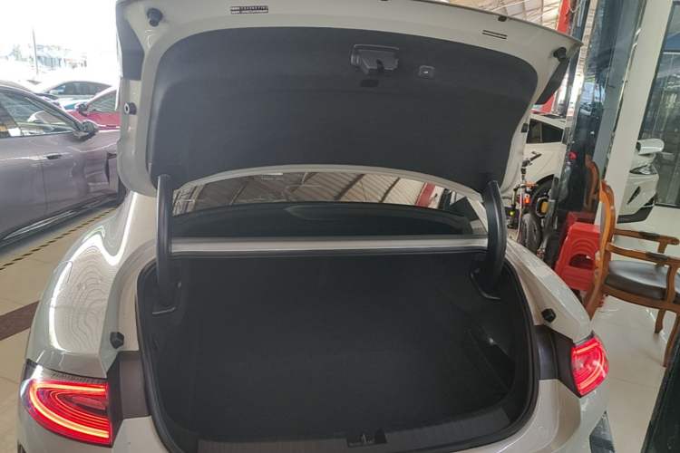 Used Xiaomi Auto SU7 2024 Four-Wheel Drive Ultra-Long Range Advanced Intelligent Driving Max Edition Trunk