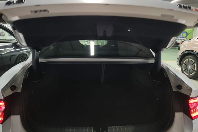 Used Xiaomi Auto SU7 2024 Four-Wheel Drive Ultra-Long Range Advanced Intelligent Driving Max Edition Trunk