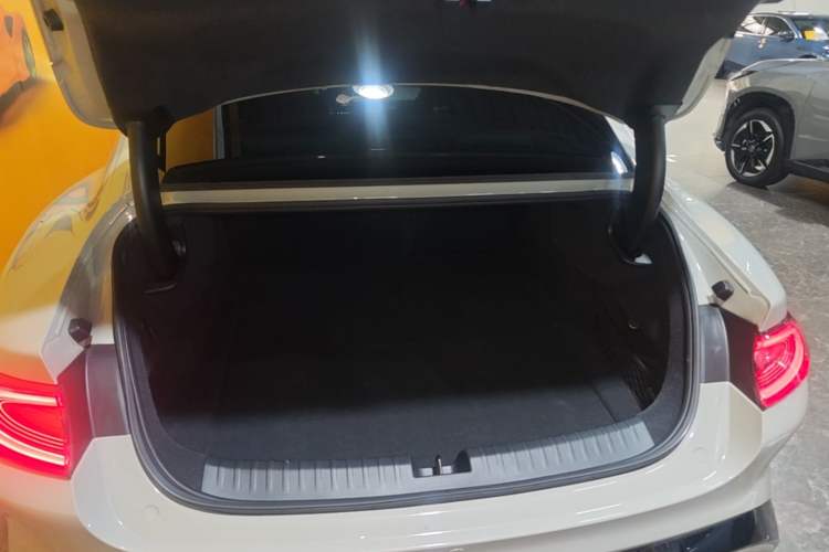 Used Xiaomi Auto SU7 2024 Rear-Drive Long-Range Intelligent Driving Version Trunk