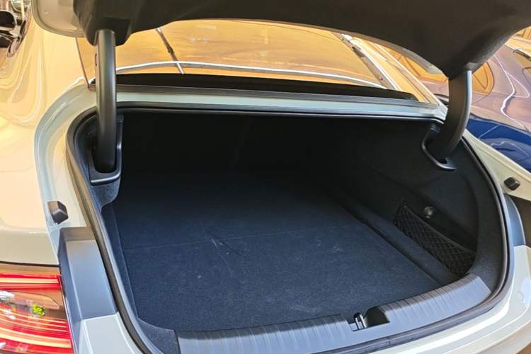 Used Xiaomi Auto SU7 2024 Four-Wheel Drive Ultra-Long Range Advanced Intelligent Driving Max Edition Trunk