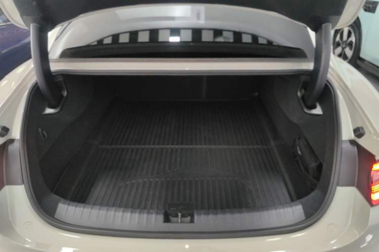 Used Xiaomi Auto SU7 2024 Four-Wheel Drive Ultra-Long Range Advanced Intelligent Driving Max Edition Trunk