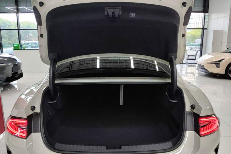 Used Xiaomi Auto SU7 2024 Four-Wheel Drive Ultra-Long Range Advanced Intelligent Driving Max Edition Trunk