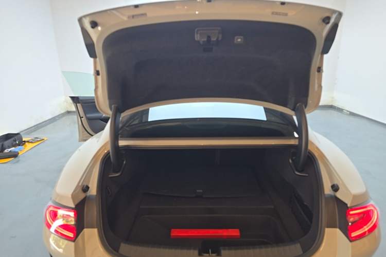 Used Xiaomi Auto SU7 2024 Four-Wheel Drive Ultra-Long Range Advanced Intelligent Driving Max Edition Trunk