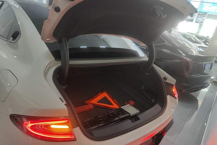 Used Xiaomi Auto SU7 2024 Four-Wheel Drive Ultra-Long Range Advanced Intelligent Driving Max Edition Trunk