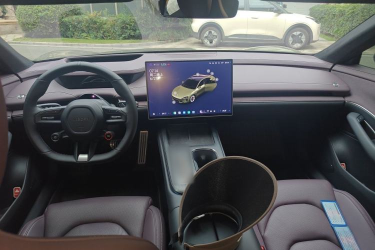 Used Xiaomi Auto SU7 2024 Four-Wheel Drive Ultra-Long Range Advanced Intelligent Driving Max Edition Center Console