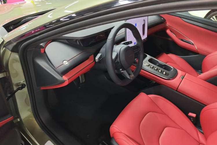 Used Xiaomi Auto SU7 2024 Four-Wheel Drive Ultra-Long Range Advanced Intelligent Driving Max Edition Driver Seat