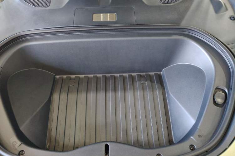 Used Xiaomi Auto SU7 2024 Rear-Drive Long-Range Intelligent Driving Version Engine Bay