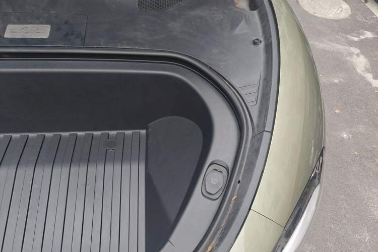 Used Xiaomi Auto SU7 2024 Rear-Drive Long-Range Intelligent Driving Version Engine Bay Left
