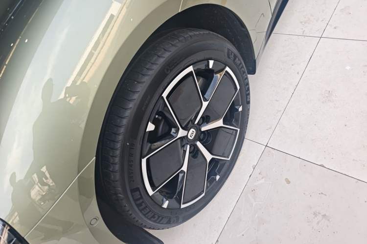 Used Xiaomi Auto SU7 2024 Rear-Drive Long-Range Intelligent Driving Version Exterior 4