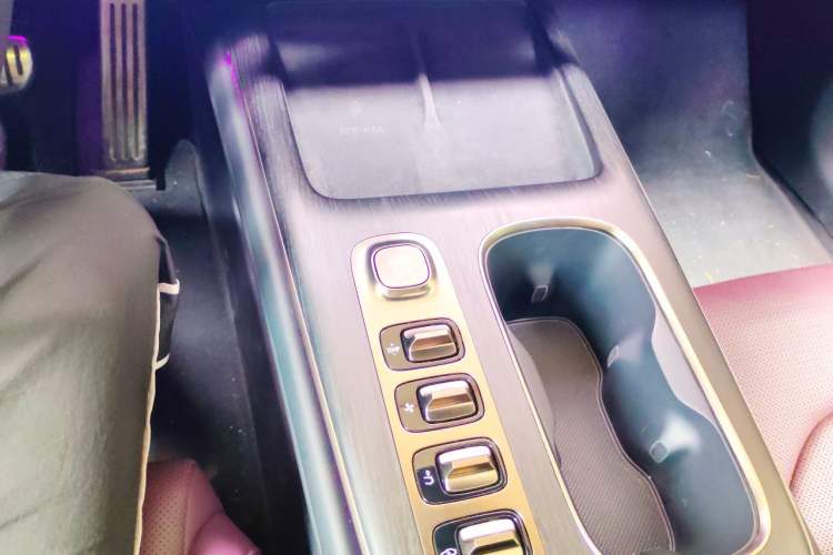 Used Xiaomi Auto SU7 2024 Four-Wheel Drive Ultra-Long Range Advanced Intelligent Driving Max Edition Gear Lever
