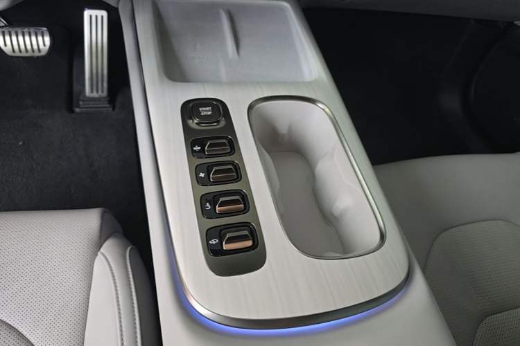 Used Xiaomi Auto SU7 2024 Four-Wheel Drive Ultra-Long Range Advanced Intelligent Driving Max Edition Gear Lever