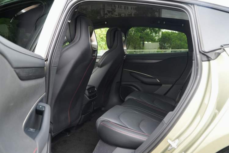 Used Xiaomi Auto SU7 2024 Rear-Drive Ultra-Long Range Advanced Pro-Level Intelligent Driving Version Interior 2