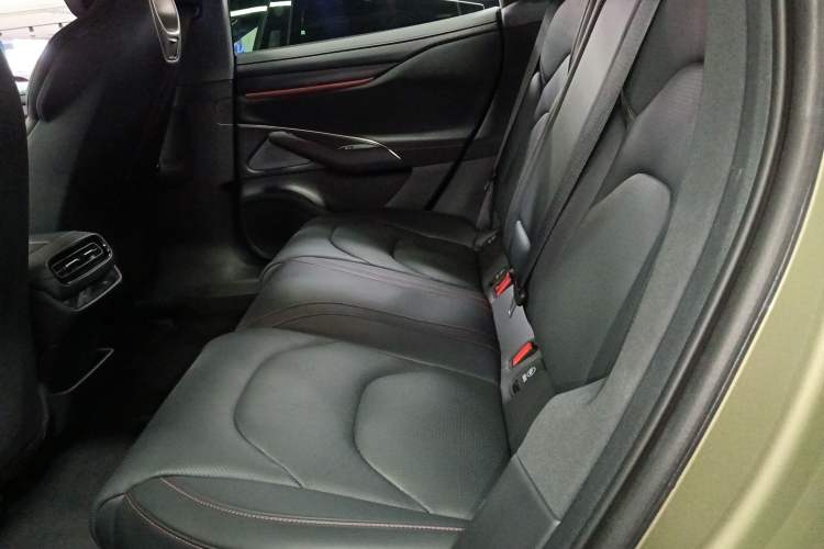 Used Xiaomi Auto SU7 2024 Rear-Drive Long-Range Intelligent Driving Version Interior 4