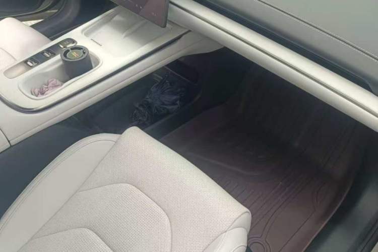 Used Xiaomi Auto SU7 2024 Rear-Drive Long-Range Intelligent Driving Version Interior 4