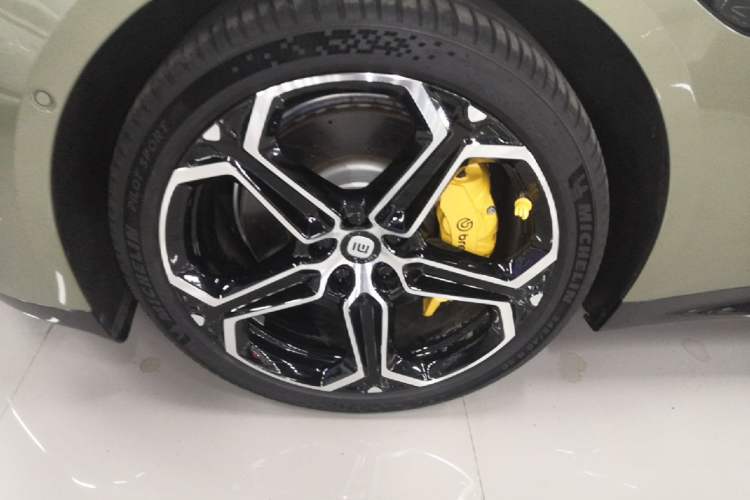 Used Xiaomi Auto SU7 2024 Rear-Drive Long-Range Intelligent Driving Version Left Front Wheel Hub