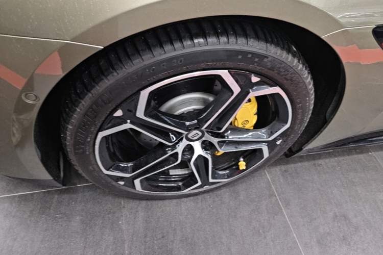 Used Xiaomi Auto SU7 2024 Four-Wheel Drive Ultra-Long Range Advanced Intelligent Driving Max Edition Left Front Wheel Hub