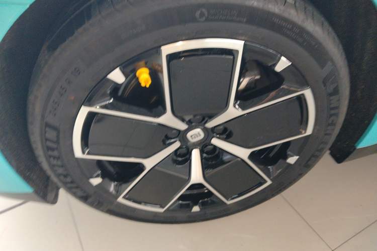 Used Xiaomi Auto SU7 2024 Rear-Drive Ultra-Long Range Advanced Pro-Level Intelligent Driving Version Left Front Wheel Hub