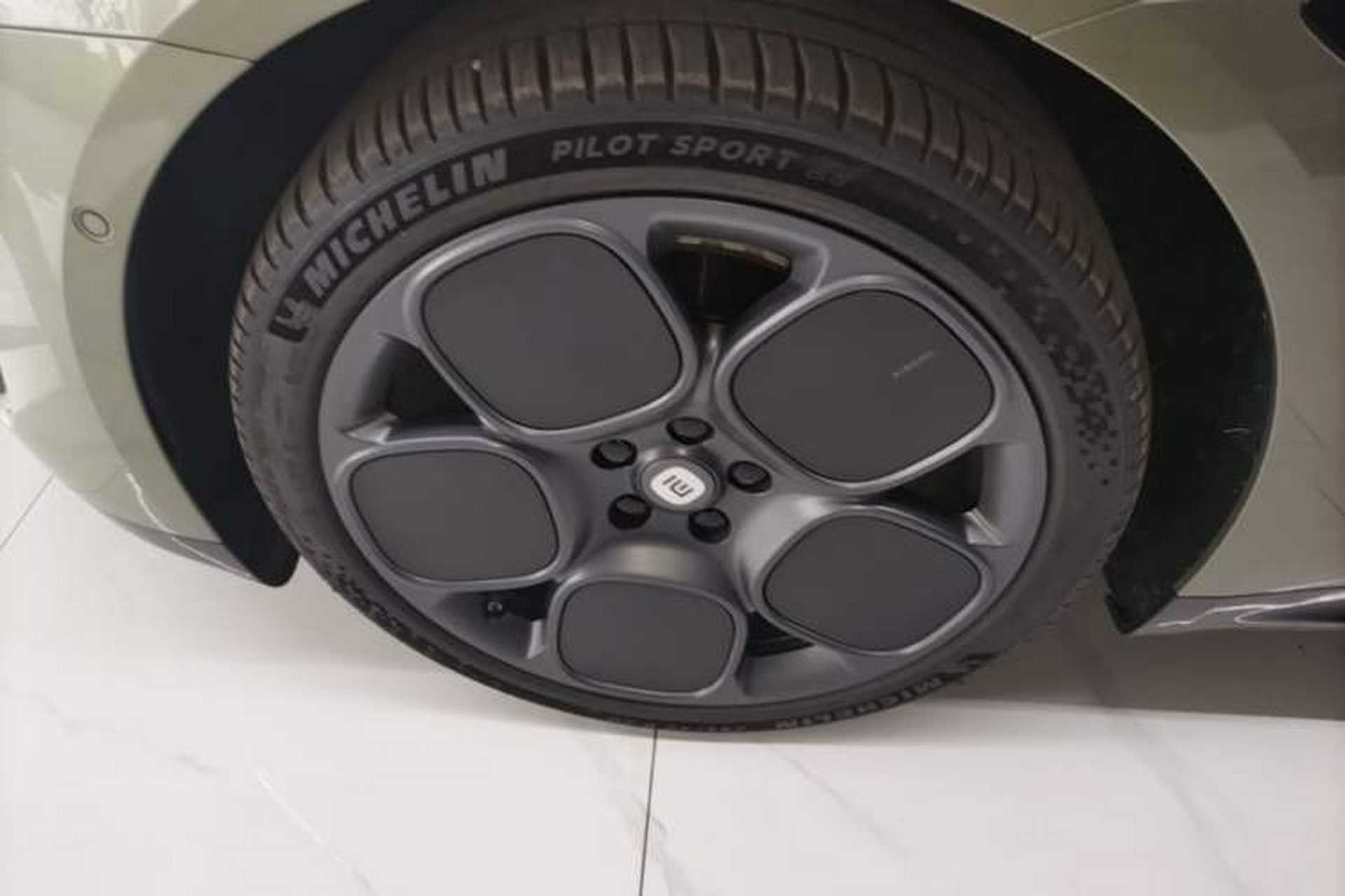 Used Xiaomi Auto SU7 2024 Rear-Drive Ultra-Long Range Advanced Pro-Level Intelligent Driving Version Left Front Wheel Hub