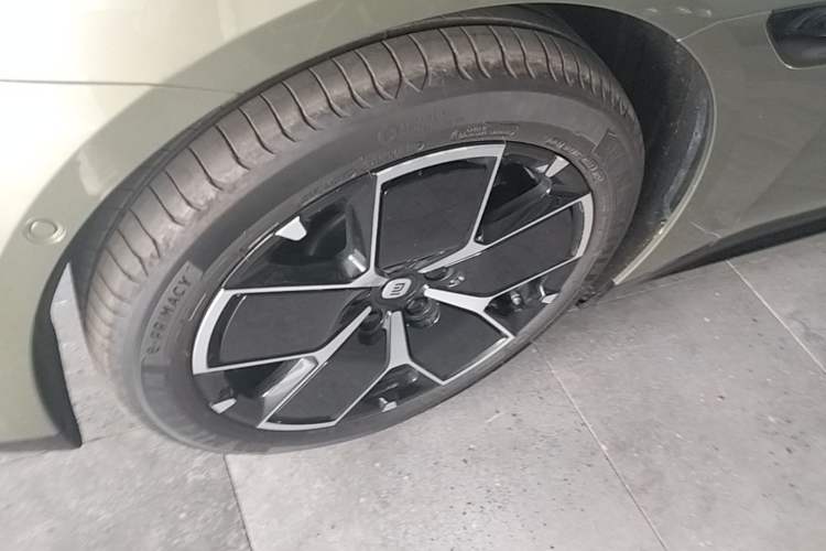 Used Xiaomi Auto SU7 2024 Rear-Drive Long-Range Intelligent Driving Version Left Front Wheel Hub