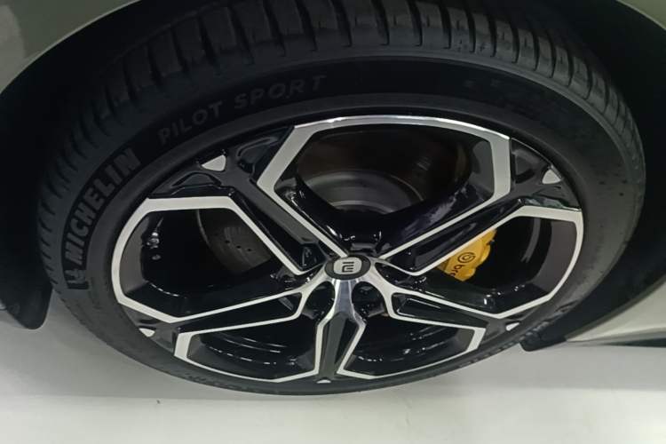 Used Xiaomi Auto SU7 2024 Four-Wheel Drive Ultra-Long Range Advanced Intelligent Driving Max Edition Left Front Wheel Hub
