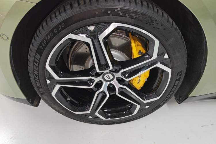 Used Xiaomi Auto SU7 2024 Four-Wheel Drive Ultra-Long Range Advanced Intelligent Driving Max Edition Left Front Wheel Hub