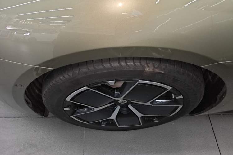 Used Xiaomi Auto SU7 2024 Rear-Drive Ultra-Long Range Advanced Pro-Level Intelligent Driving Version Left Front Wheel Hub