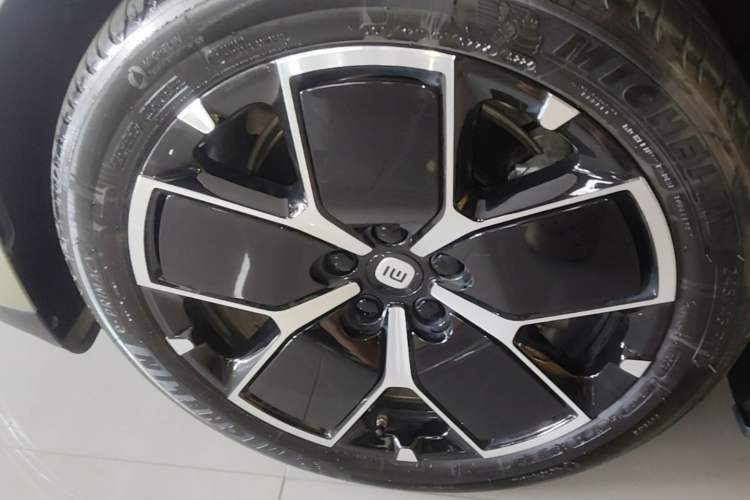 Used Xiaomi Auto SU7 2024 Rear-Drive Long-Range Intelligent Driving Version Left Front Wheel Hub