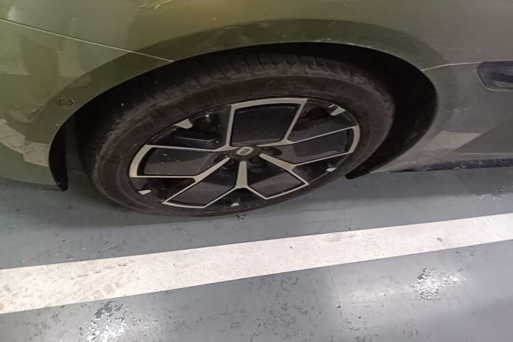Used Xiaomi Auto SU7 2024 Rear-Drive Ultra-Long Range Advanced Pro-Level Intelligent Driving Version Left Front Wheel Hub