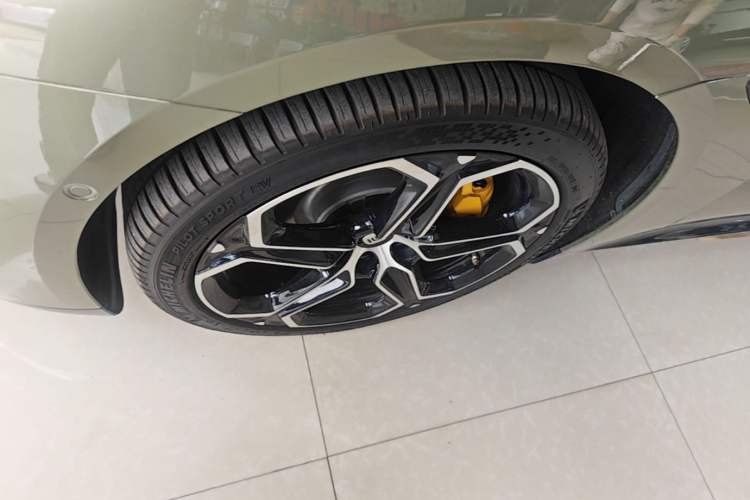 Used Xiaomi Auto SU7 2024 Rear-Drive Ultra-Long Range Advanced Pro-Level Intelligent Driving Version Left Front Wheel Hub