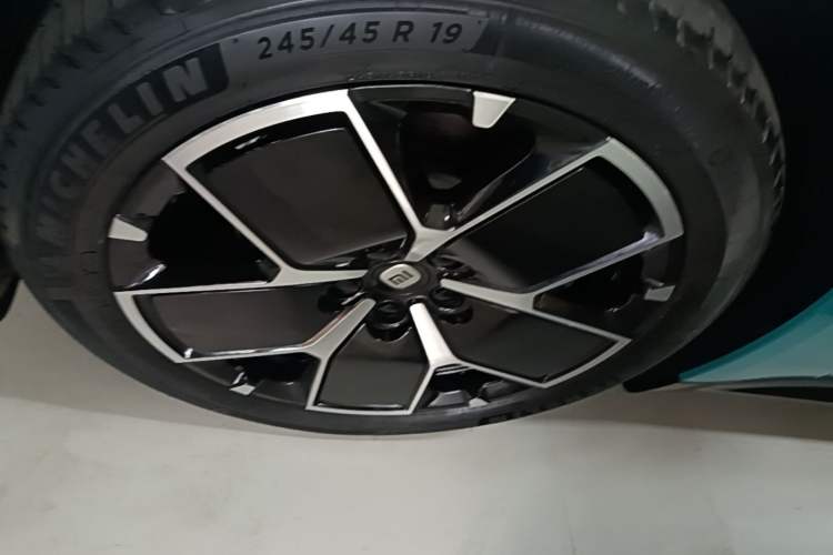 Used Xiaomi Auto SU7 2024 Rear-Drive Long-Range Intelligent Driving Version Left Front Wheel Hub