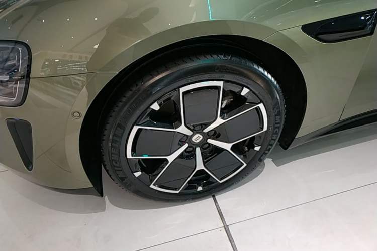 Used Xiaomi Auto SU7 2024 Rear-Drive Long-Range Intelligent Driving Version Left Front Wheel Hub