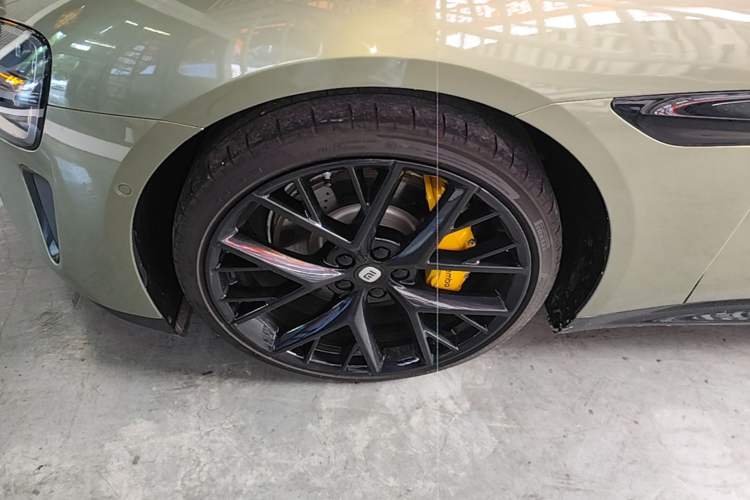 Used Xiaomi Auto SU7 2024 Four-Wheel Drive Ultra-Long Range Advanced Intelligent Driving Max Edition Left Front Wheel Hub