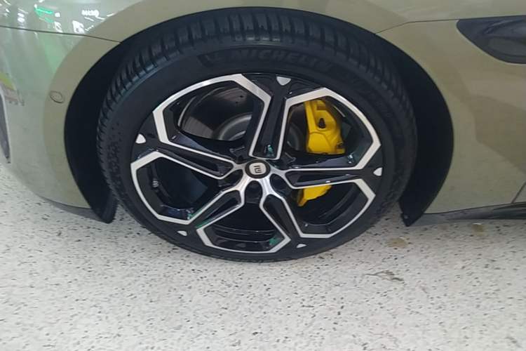 Used Xiaomi Auto SU7 2024 Four-Wheel Drive Ultra-Long Range Advanced Intelligent Driving Max Edition Left Front Wheel Hub