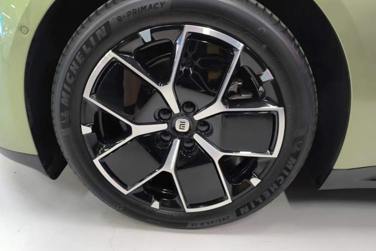 Used Xiaomi Auto SU7 2024 Rear-Drive Long-Range Intelligent Driving Version Left Front Wheel Hub