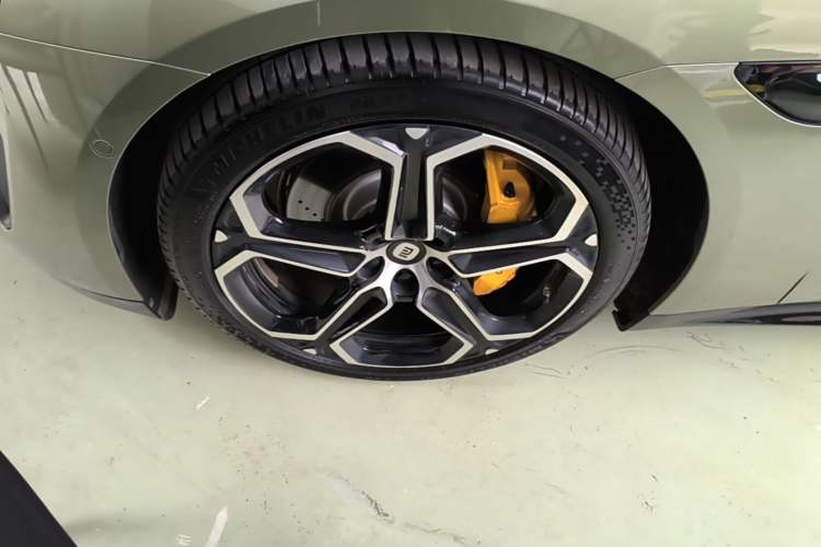 Used Xiaomi Auto SU7 2024 Four-Wheel Drive Ultra-Long Range Advanced Intelligent Driving Max Edition Left Front Wheel Hub