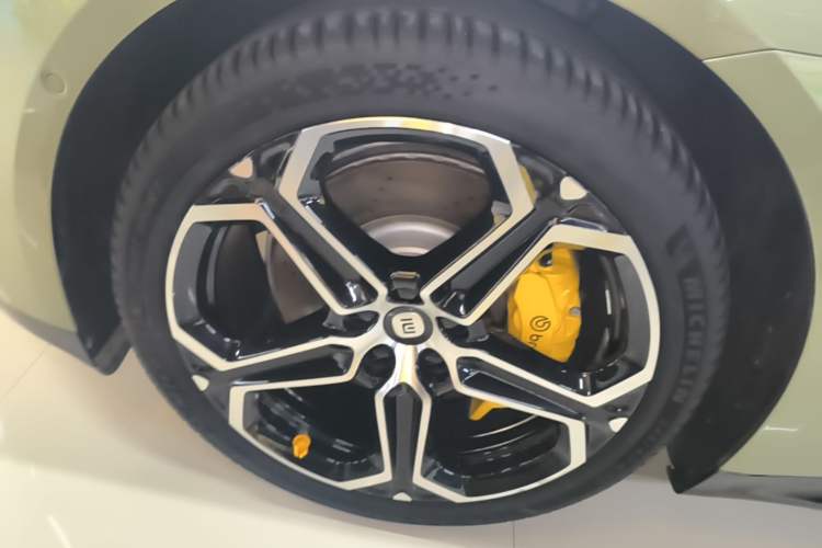 Used Xiaomi Auto SU7 2024 Rear-Drive Long-Range Intelligent Driving Version Left Front Wheel Hub
