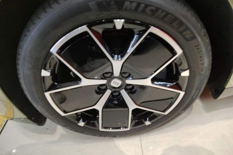 Used Xiaomi Auto SU7 2024 Rear-Drive Long-Range Intelligent Driving Version Left Front Wheel Hub