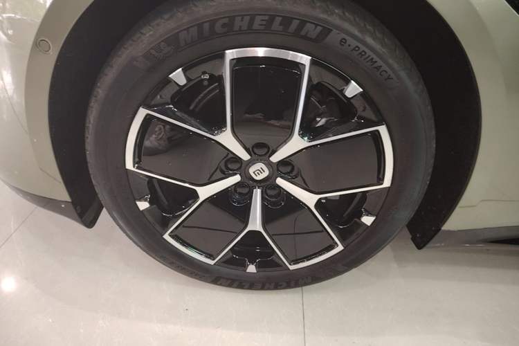 Used Xiaomi Auto SU7 2024 Rear-Drive Long-Range Intelligent Driving Version Left Front Wheel Hub