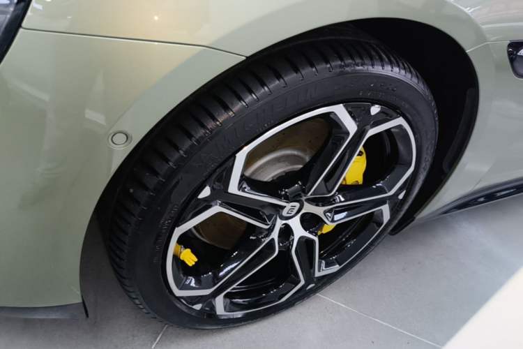 Used Xiaomi Auto SU7 2024 Rear-Drive Ultra-Long Range Advanced Pro-Level Intelligent Driving Version Left Front Wheel Hub