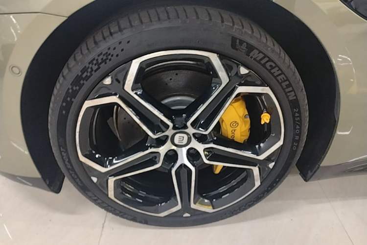 Used Xiaomi Auto SU7 2024 Rear-Drive Ultra-Long Range Advanced Pro-Level Intelligent Driving Version Left Front Wheel Hub