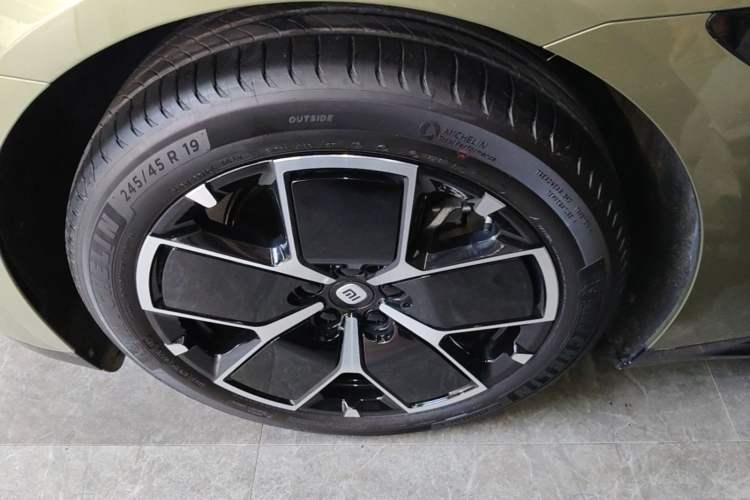 Used Xiaomi Auto SU7 2024 Rear-Drive Long-Range Intelligent Driving Version Left Front Wheel Hub
