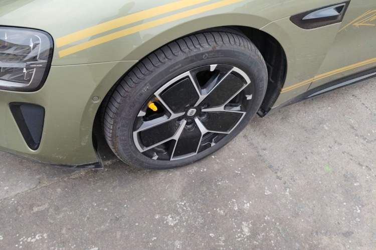 Used Xiaomi Auto SU7 2024 Rear-Drive Ultra-Long Range Advanced Pro-Level Intelligent Driving Version Left Front Wheel Hub