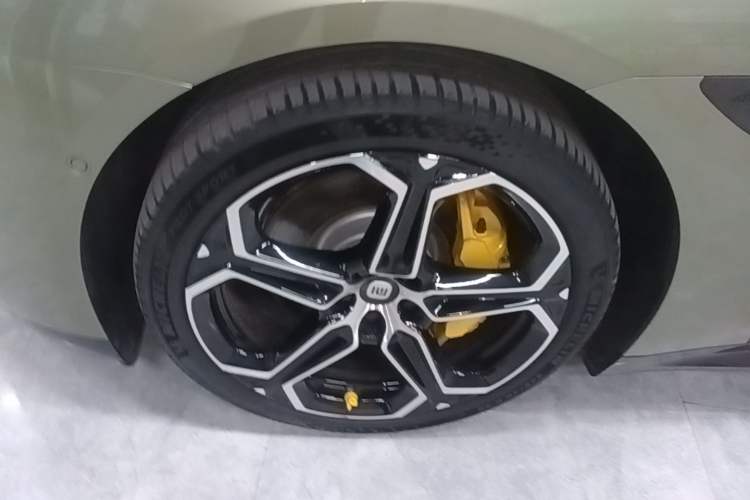Used Xiaomi Auto SU7 2024 Rear-Drive Long-Range Intelligent Driving Version Left Front Wheel Hub
