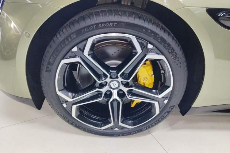 Used Xiaomi Auto SU7 2024 Rear-Drive Ultra-Long Range Advanced Pro-Level Intelligent Driving Version Left Front Wheel Hub