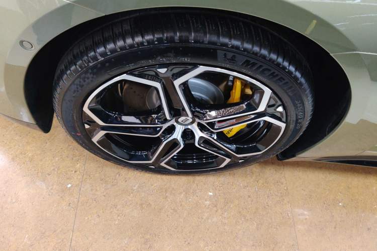 Used Xiaomi Auto SU7 2024 Rear-Drive Ultra-Long Range Advanced Pro-Level Intelligent Driving Version Left Front Wheel Hub