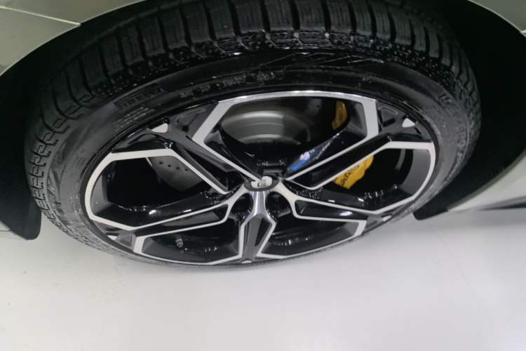 Used Xiaomi Auto SU7 2024 Rear-Drive Ultra-Long Range Advanced Pro-Level Intelligent Driving Version Left Front Wheel Hub