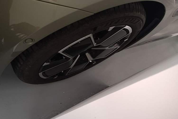 Used Xiaomi Auto SU7 2024 Rear-Drive Ultra-Long Range Advanced Pro-Level Intelligent Driving Version Left Front Wheel Hub