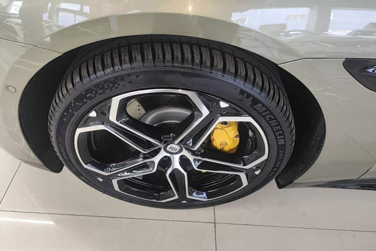Used Xiaomi Auto SU7 2024 Rear-Drive Long-Range Intelligent Driving Version Left Front Wheel Hub