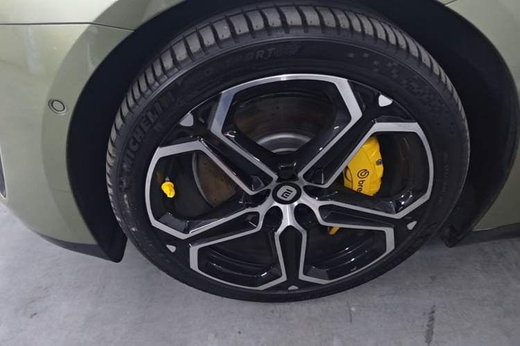 Used Xiaomi Auto SU7 2024 Rear-Drive Ultra-Long Range Advanced Pro-Level Intelligent Driving Version Left Front Wheel Hub